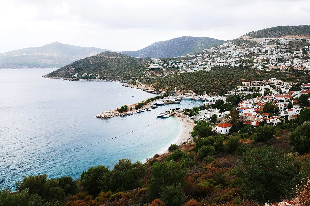 Kalkan'da Gezilecek Yerler: Merkez, Koylar ve Çevre Rotaları