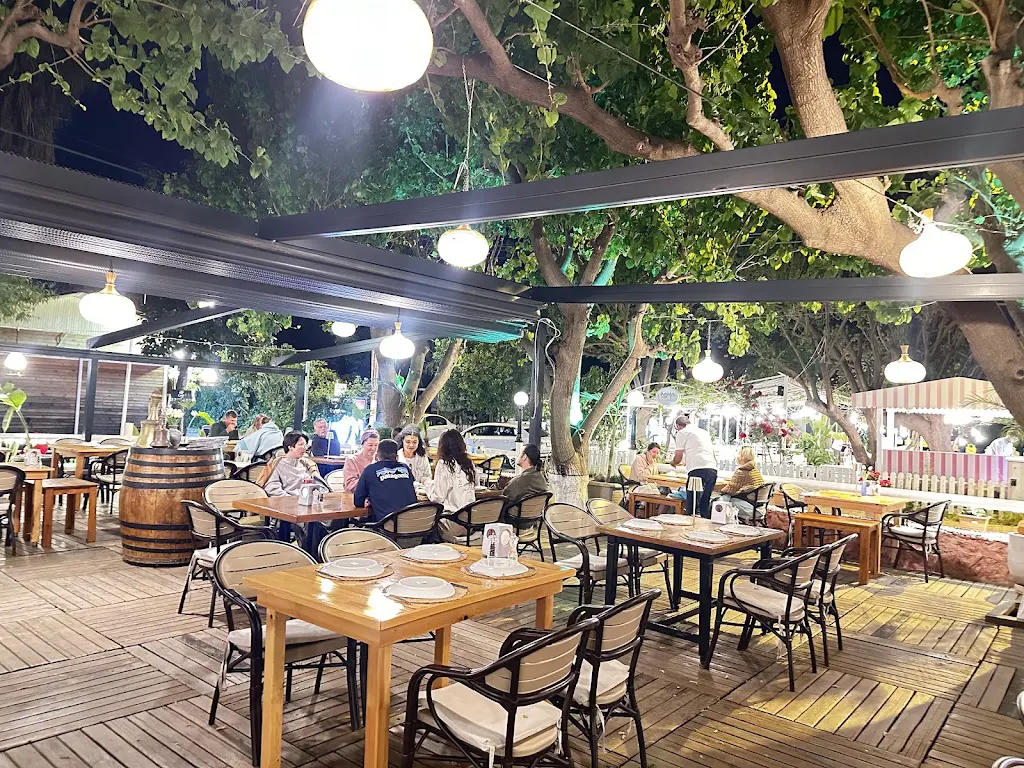 Cemils Restaurant Bistro Cafe
