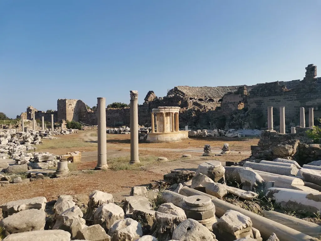 Side Anıtsal Çeşmesi (Nymphaeum)