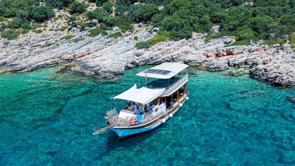 Tomris Boat